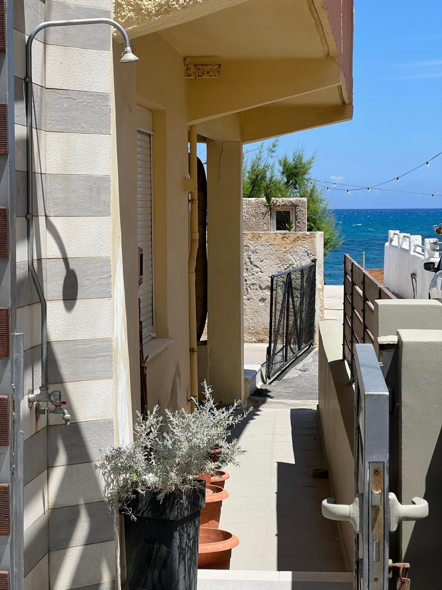 Artemis Rooms Two Steps By The Sea Platanés Екстериор снимка
