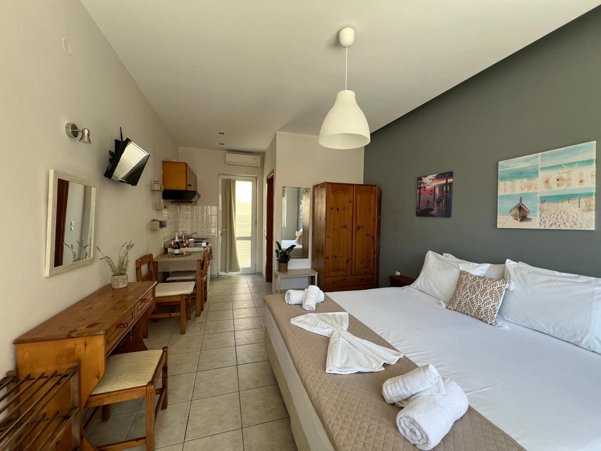Artemis Rooms Two Steps By The Sea Platanés Екстериор снимка